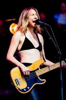 Alana Haim interpreta a Herself en HAIM at Glastonbury 2022