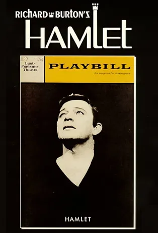 Philip Coolidge interpreta a Voltimand en Hamlet from the Lunt-Fontanne Theatre