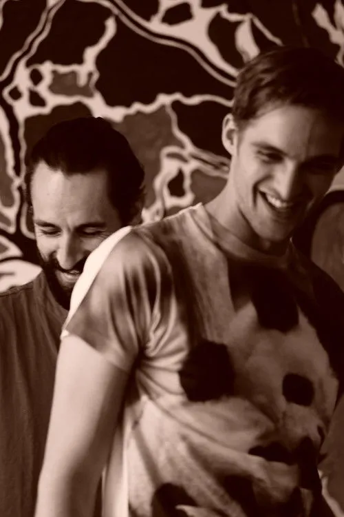 Alex Pierce interpreta a Alex en Happy Journey