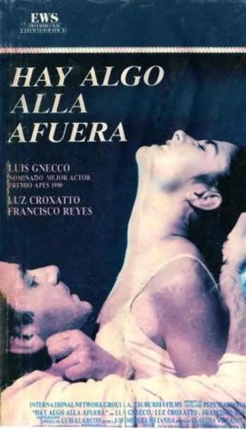 Luis Gnecco interpreta a  en Hay algo allá afuera