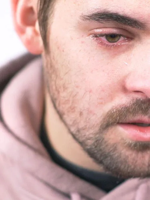 Chris Leary interpreta a en He Cried