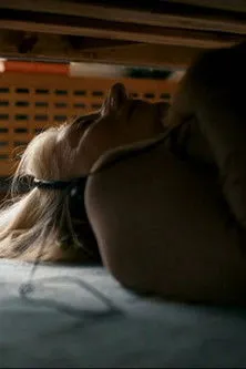 Julia Sporre interpreta a en Headphone Silence