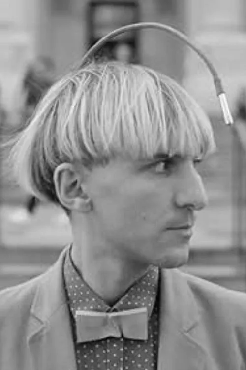 Neil Harbisson interpreta a Himself en Hearing Colors
