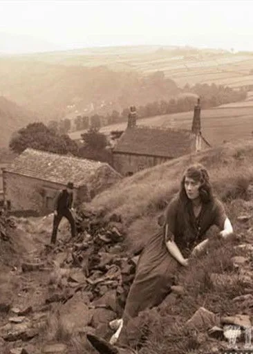 Alma Taylor interpreta a Helen en Helen of Four Gates