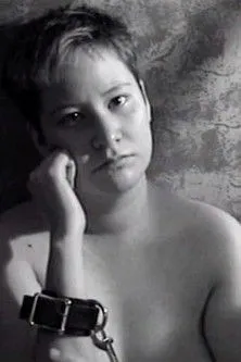 TJ Cuthand interpreta a Helpless Maiden en Helpless Maiden Makes an "I" Statement