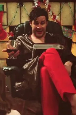 Aaron McCann interpreta a Aaron en Henry & Aaron's Perfectly Adequate Christmas Special