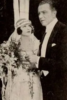 Ramsey Wallace interpreta a Paul Belmont en Her Only Way