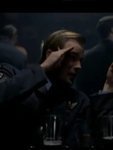 Dmitry Chepovetsky interpreta a Pat Brophy en Heritage Minutes: Andrew Mynarski