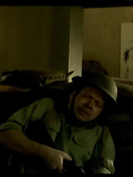 Steve Cumyn interpreta a Soldier en Heritage Minutes: Osborn of Hong Kong