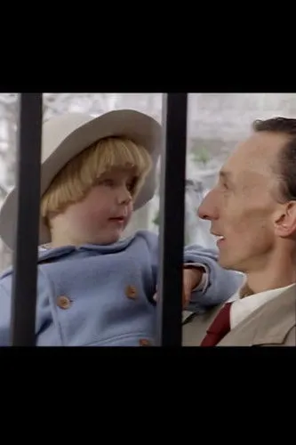 Julian Richings interpreta a A.A. Milne en Heritage Minutes: Winnie