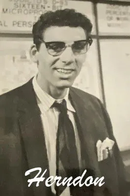 Sharon Thomas Cain interpreta a  en Herndon