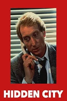 Charles Dance interpreta a James Richards en Hidden City