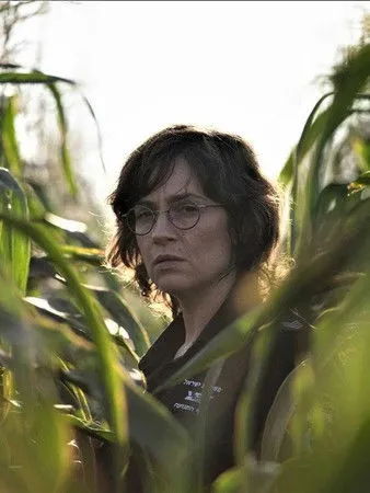 Sara von Schwarze interpreta a Rona en Highway 65