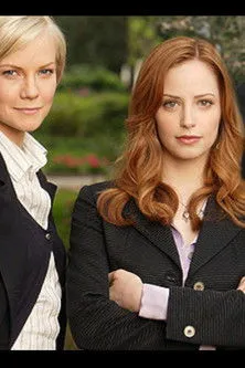 Jaime Ray Newman interpreta a Hollis Chandler en Hollis & Rae