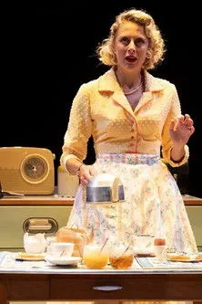 Sandy Foster interpreta a Judy en Home, I'm Darling