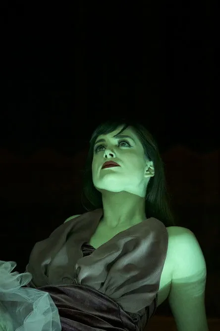 ?e?t???? ????at??? interpreta a Narrator en Hommage