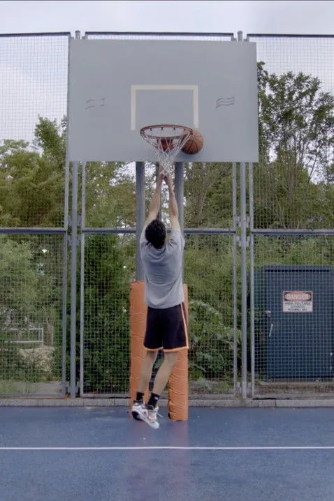 Eva Victor interpreta a Analyst en HOOP DREAMS 2