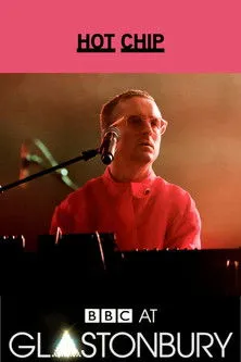 Al Doyle interpreta a  en Hot Chip Glastonbury 2015