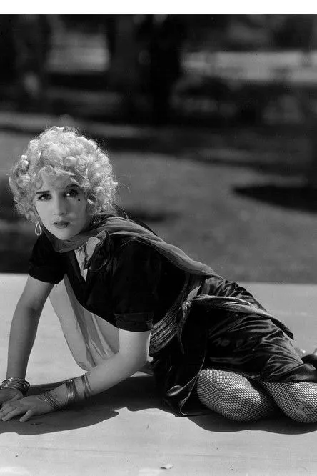 Mario Carillo interpreta a Maharajah en Hot News