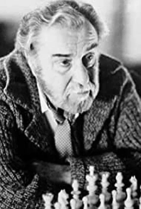 Raúl Gimenez interpreta a Emilio en Hôtel du Paradis