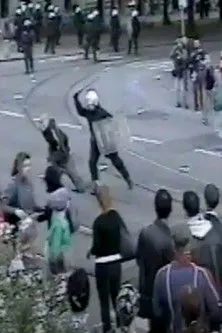 Hans Abrahamsson interpreta a Self/Peace & Conflict Researcher en Hotet Mot Demokratin - om Göteborgskravallerna 2001