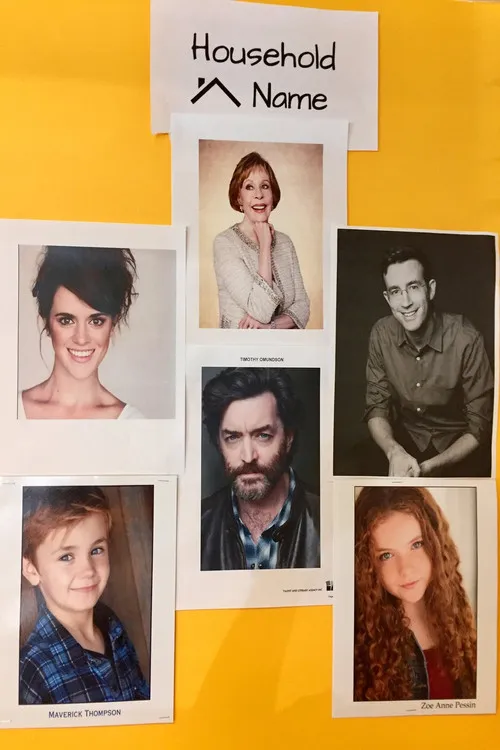 Timothy Omundson interpreta a Edward Von Glimpse en Household Name