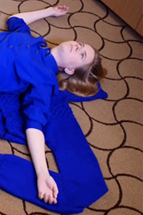 Bridget Moser interpreta a en How Does It Feel