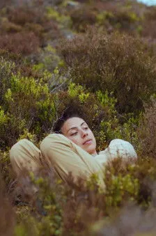 Petra Söör interpreta a  en How The Earth Must See Itself