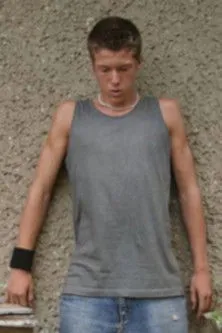 Daniel Fripan interpreta a Raffi en Hundefutter