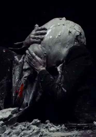 Olivier De Sagazan interpreta a  en HYBRIDATION