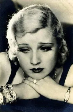 Ernest Sefton interpreta a Pilbeam en I Adore You