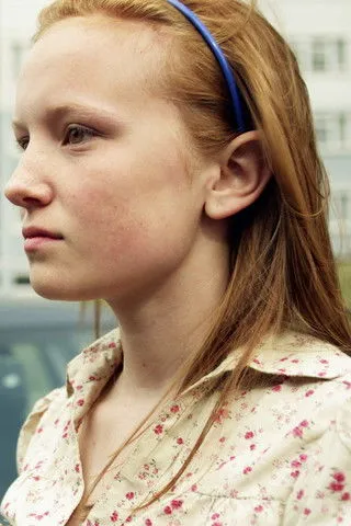 Alex Childs interpreta a Zaina en I'll Tell You