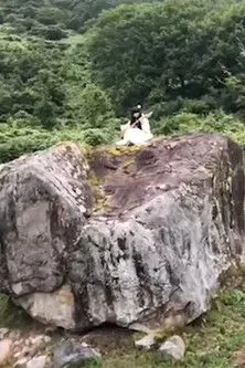 Ichiko Aoba interpreta a Herself en Ichiko Aoba Plays Live on a Rock