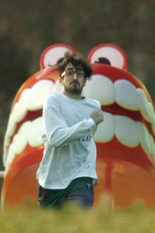 Michael Swissa interpreta a Swissa en Iguana