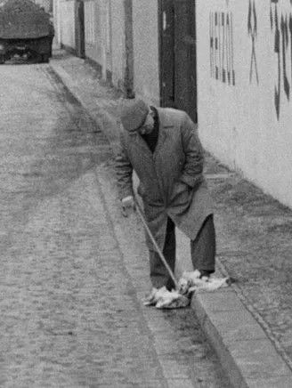 Harun Farocki interpreta a  en Ihre Zeitungen