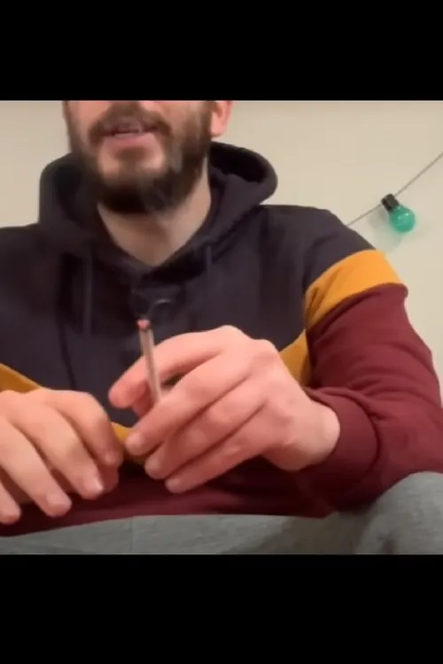 Kemar interpreta a Le protagoniste en Il s'encule en pleine conscience un do mac chez lui en 10 minutes !