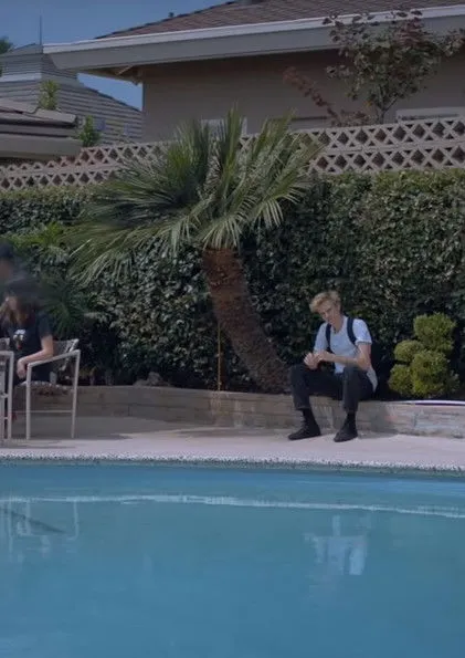 Stephanie Kerbis interpreta a Casey en Illegal Civilization - "Summer of '17"- Episode 1