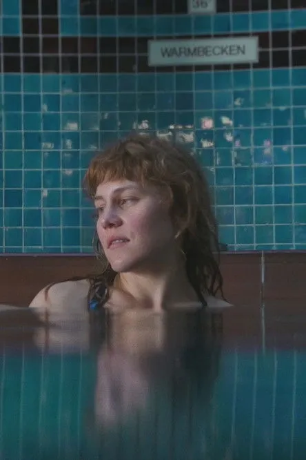 Claudia Kainberger interpreta a en Im Traum sind alle Quallen feucht