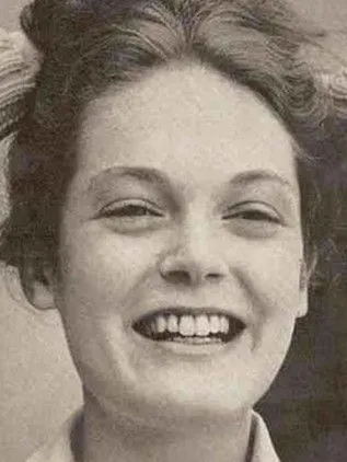 Elizabeth Hartman interpreta a en In Pursuit of Treasure