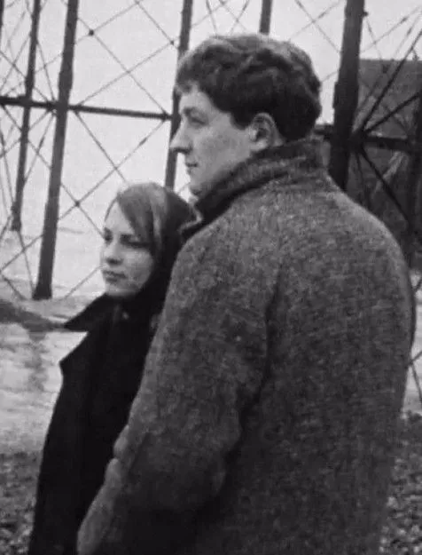 Drewe Henley interpreta a Man en In Separation