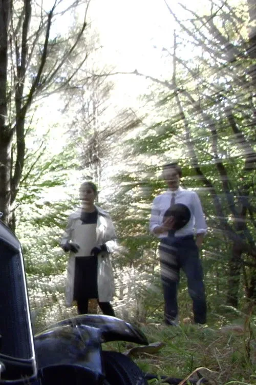 Leah Kaliski interpreta a Frank Miller / Narrator en In the Hours of Darkness