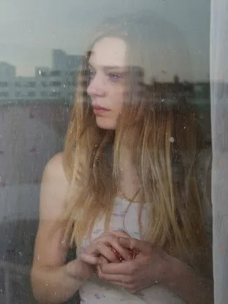 Lilith Stangenberg interpreta a Olga en In Tirana