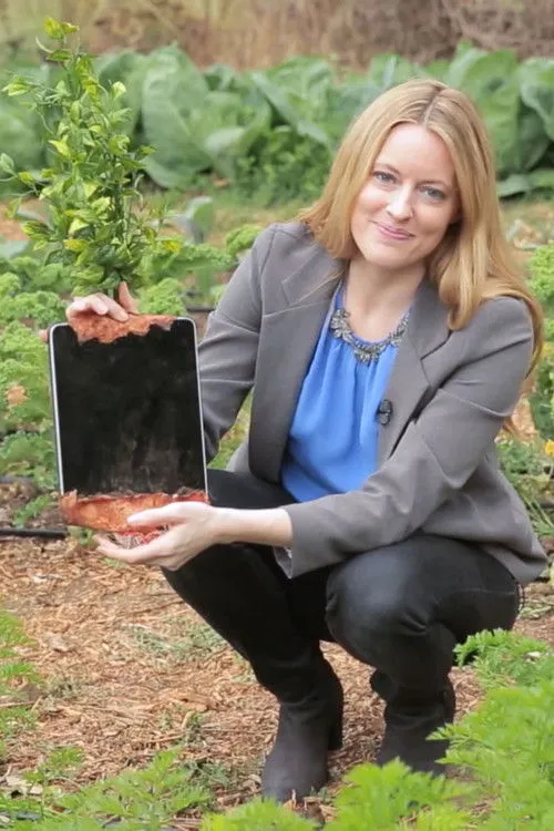 Soma Mitra interpreta a Linda Shrubley en In Your Own Backyard