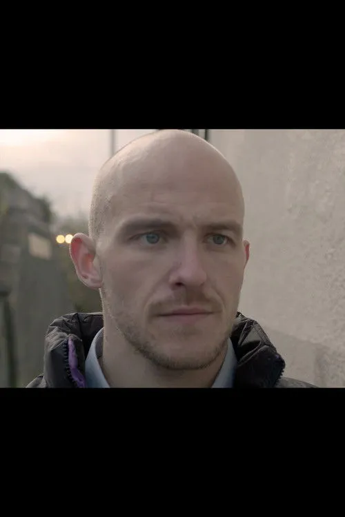 Conor McCarron interpreta a  en Induction