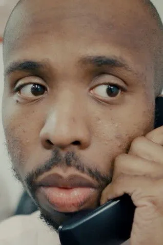 Sunil Patel interpreta a Martin en Insecurity Questions