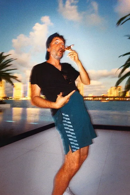 Harmony Korine interpreta a en Inside the Bum