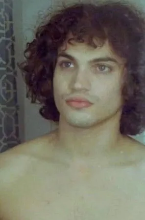 Andrew Meikle interpreta a Leo en Inside the Whale