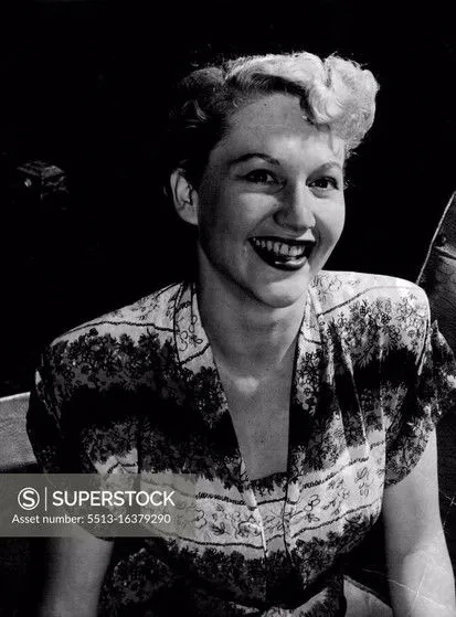 Muriel Steinbeck interpreta a Mrs Curzon en Into the Straight