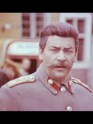 Jüri Krjukov interpreta a Narrator en Isake Dracula Eesti variant