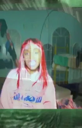 Murphy Maxwell interpreta a Significant Blue Animation with Birds/Significant Red Animation en Item Falls